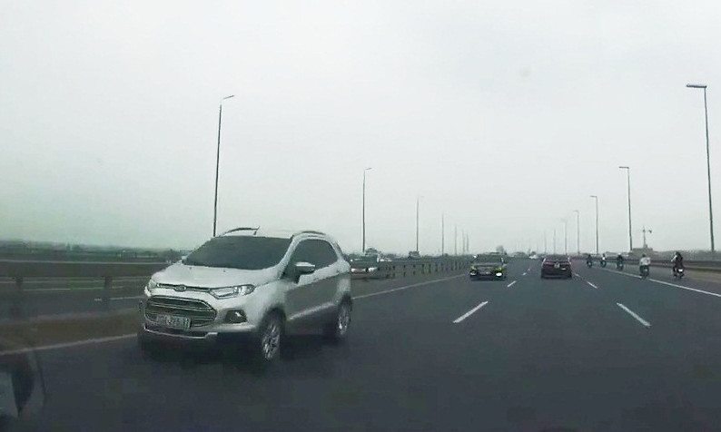 Xe Ford Ecosport BKS 30A-275.31 - một trong 5 ô tô đi ngược chiều trên cầu Nhật Tân đã được xác định được người điều khiển là Trịnh Thu Hường, trú tại quận Nam Từ Liêm, Hà Nội.