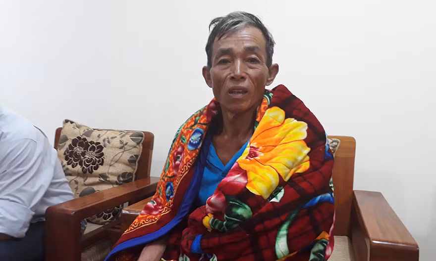 Ông Phụng kể lại sự việc. Ảnh N.Thành.