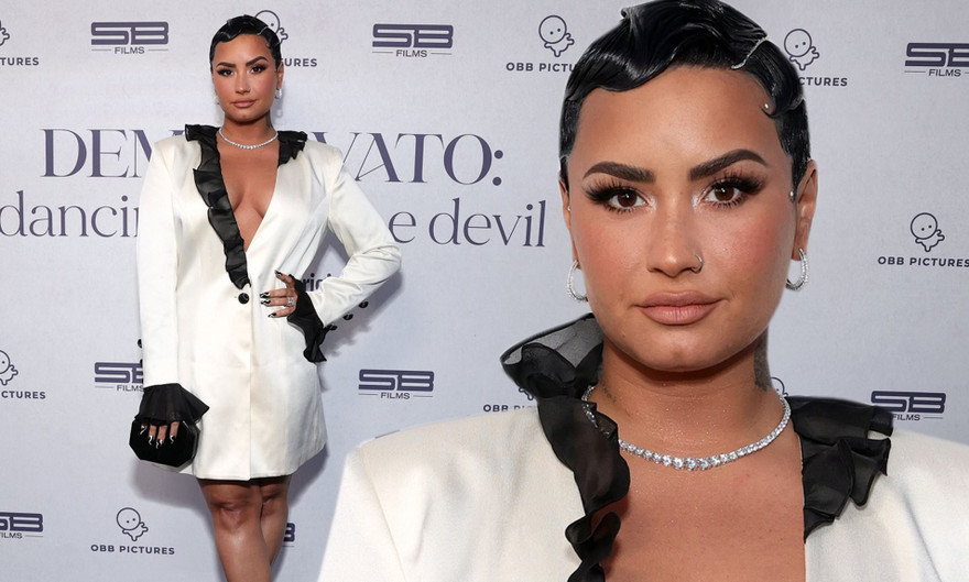 Demi Lovato mặc xẻ ngực táo bạo 