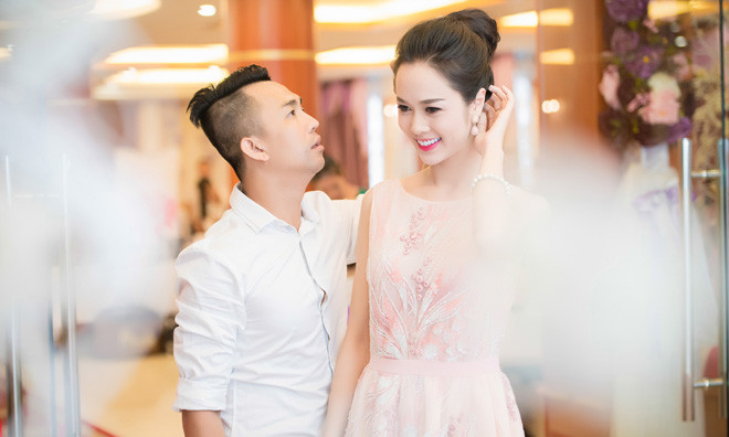 Vũ Ngọc Anh được 'trai lạ' chăm sóc nhiệt tình khi dự tiệc.