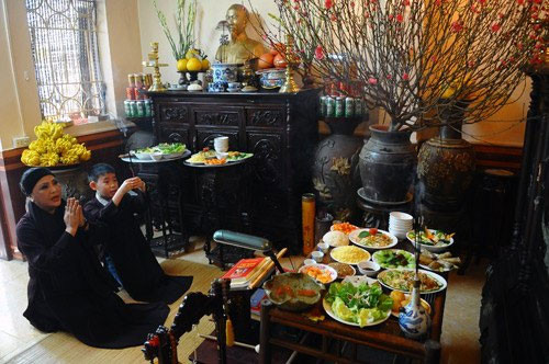 Ngày nay nhiều gia đình thường làm mâm cỗ tươm tất trong ngày Tết ông Táo. (Ảnh: Hoàng Hà)