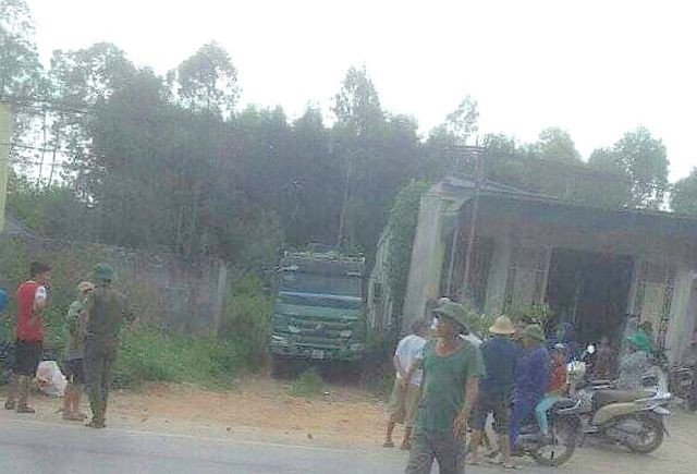 Hiện trường vụ người đàn ông chết dưới gầm xe.