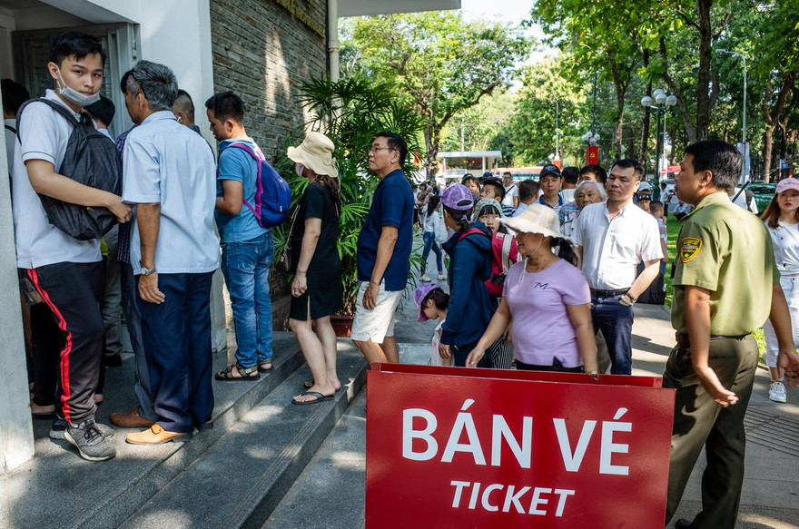 Sáng 30/4, hàng nghìn người người dân, du khách các tỉnh đổ về Dinh Độc Lập (quận 1, TP HCM). Từ 8h sáng, trời nắng nóng, nhiều người vẫn xếp hàng để chờ mua vé tham quan.