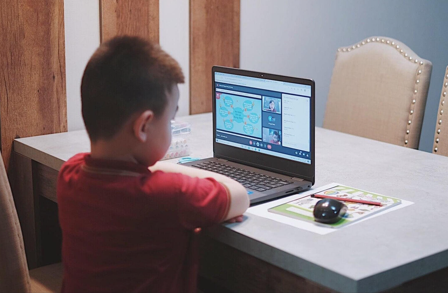 Phụ huynh cần hướng dẫn, giám sát để giảm thời gian trẻ sử dụng Internet, tránh bị bắt nạt