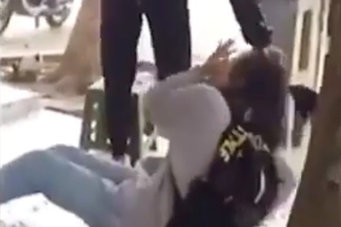 Nữ sinh lớp 10 bị đánh. Ảnh cắt từ clip