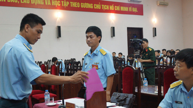  Thí sinh bốc thăm câu hỏi phần thi kiến thức, sáng 18/7