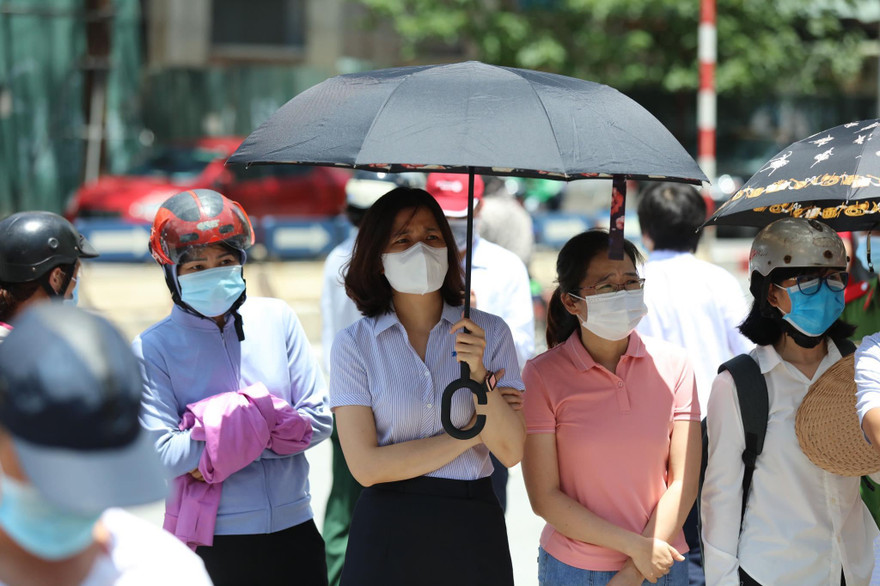  Sĩ tử ‘đội nắng’ tranh suất vào lớp 10 chuyên, phụ huynh ngóng con từng giây từng phút