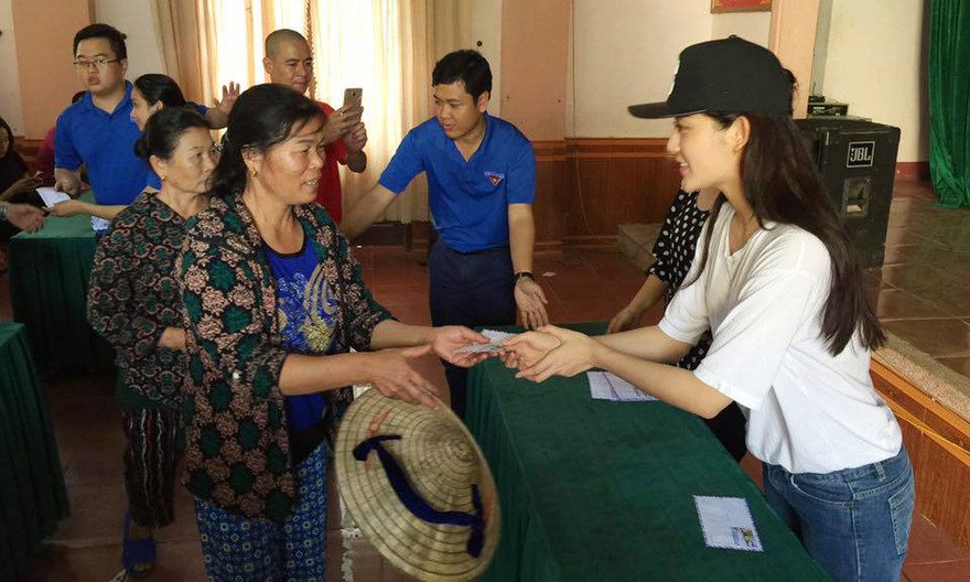Á hậu Huyền My cùng đoàn cứu trợ đã có mặt tại miền Trung.