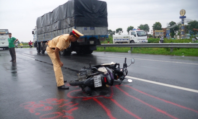 Va chạm với xe khách, 1 người chết thảm trên cầu Cần Thơ