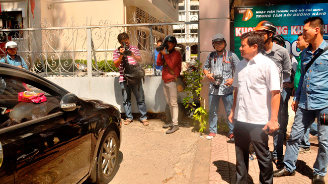 Ông Đoàn Ngọc Hải trực tiếp chỉ đạo lực lượng chức năng kiểm tra xử phạt nhiều xe ô tô đậu chiếm vỉa hè.