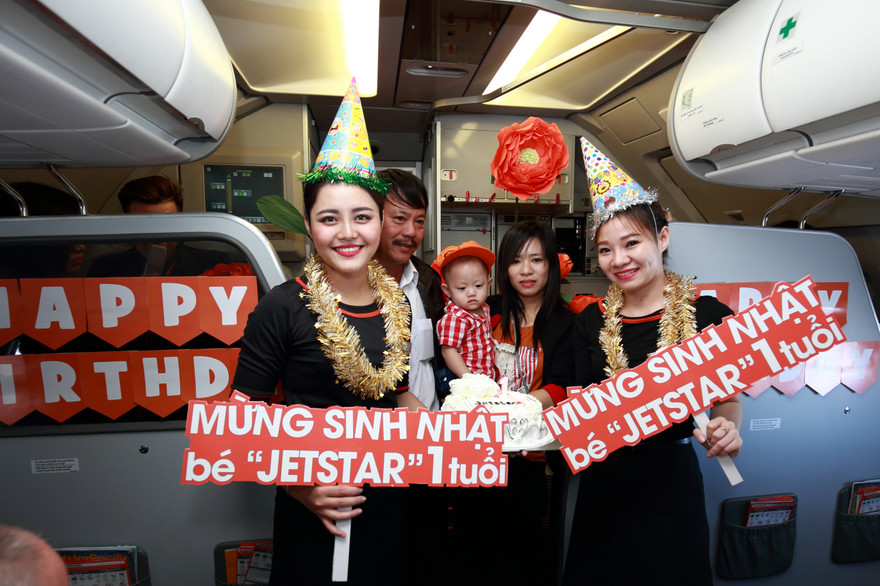 Jetstar Pacific tổ chức tiệc thôi nôi bất ngờ cho em bé Jetstar