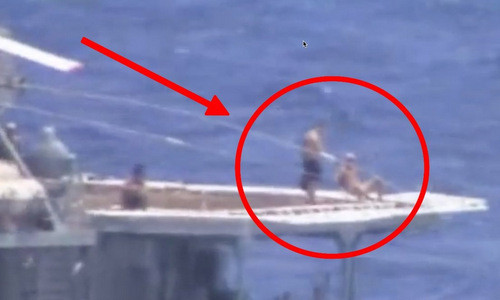 Thủy thủ Nga tắm nắng khi hai tàu chiến áp sát nhau hôm 7/6. Ảnh: US Navy.
