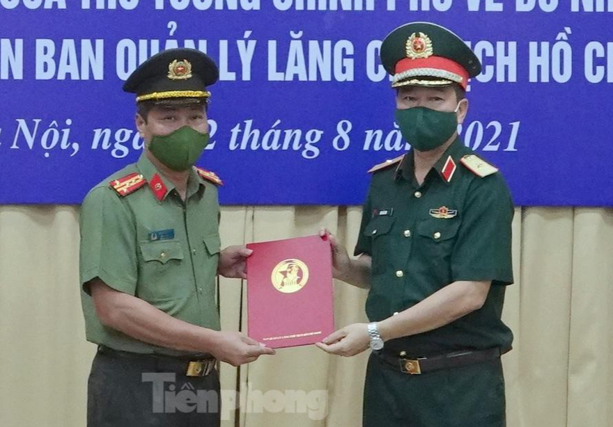 Thiếu tướng Bùi Hải Sơn, Quyền Trưởng ban Ban Quản lý Lăng Chủ tịch Hồ Chí Minh, Tư lệnh Bộ Tư lệnh Bảo vệ Lăng trao Quyết định bổ nhiệm của Thủ tướng cho Đại tá Đỗ Xuân Tiệp, Phó Tư lệnh Bộ tư lệnh Cảnh vệ. Ảnh: Nguyễn Minh