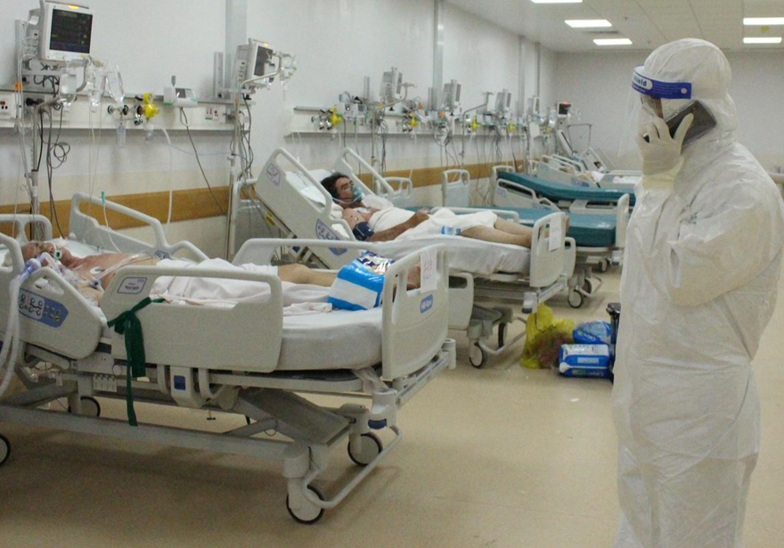 Sau nhiều lần gọi điện cầu cứu, một đồng nghiệp làm ở bệnh viện Nhân dân 115 đã giúp đỡ bác sĩ Tú Dung "cứu" một đồng nghiệp là bác sĩ khác.