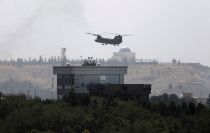 Chiếc trực thăng Chinook bay trên nóc Đại sứ quán Mỹ ở Kabul ngày 15/8. Ảnh: AP
