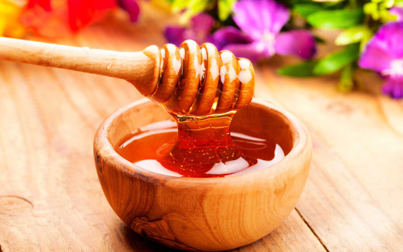 Mật ong chứa nhiều vitamin B, C, các khoáng chất quan trọng như canxi, kẽm, kali,...giúp giảm cảm giác bồn chồn, lo âu, giúp ngủ ngon. Ảnh: Internet