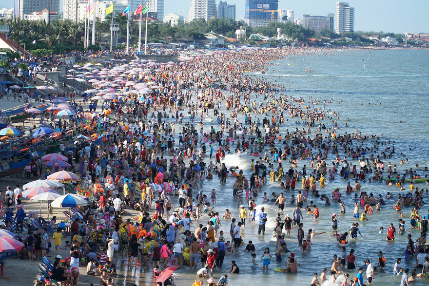 Biển Vũng Tàu đông nghịt người ngày cuối tuần