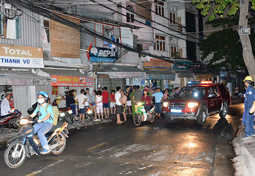 Nhiều người vẫn tập trung đầu hẻm chưa dám về nhà sau vụ cháy. Ảnh: Sơn Hoà.