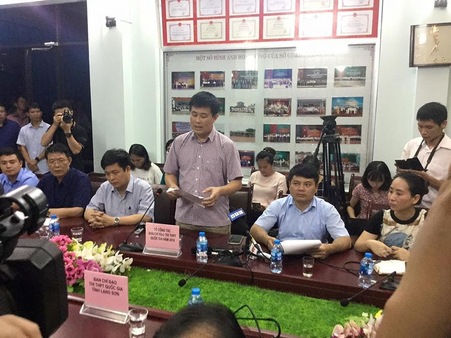 Ông Sái Công Hồng (giữa) đọc bản kết luận thẩm tra, rà soát mà trong cuộc họp không cho phóng viên hỏi. *ảnh: Duy Chiến