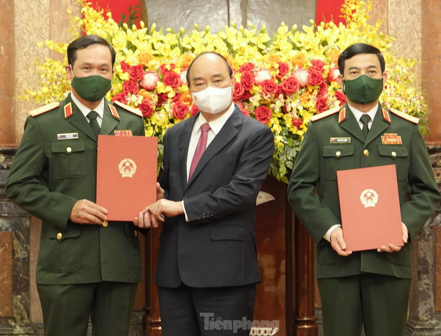Chủ tịch nước trao Quyết định thăng quân hàm cho Đại tướng Phan Văn Giang và Thượng tướng Vũ Hải Sản. Ảnh: Nguyễn Minh
