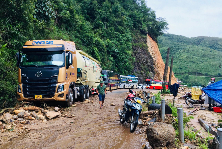 Đèo Ô Quý Hồ sạt lở nghiêm trọng sau mưa lớn kéo dài