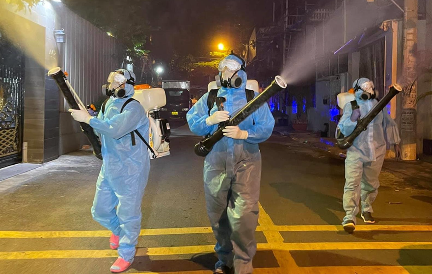 Đội khử khuẩn BDS đến từng con đường, ngõ hẻm nhà dân diệt COVID-19 