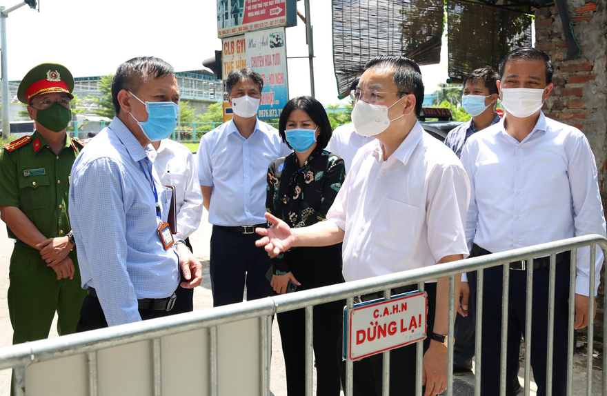 Chủ tịch Hà Nội kiểm tra chốt chặn cửa ngõ Thủ đô, yêu cầu không để người dân phải đợi lâu