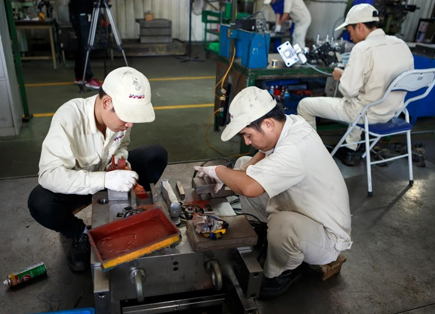 Các giải pháp hỗ trợ DN cầm cự qua giai đoạn khó khăn sẽ góp phần giữ việc làm cho người lao động 