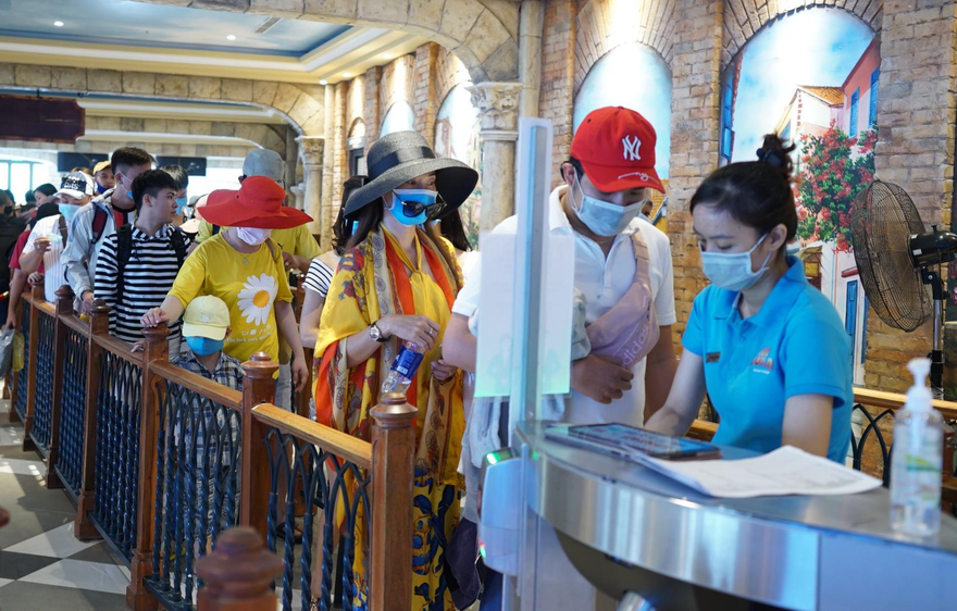 Lượng khách sụt giảm, du lịch chịu tác động tiêu cực do dịch bùng phát mạnh 