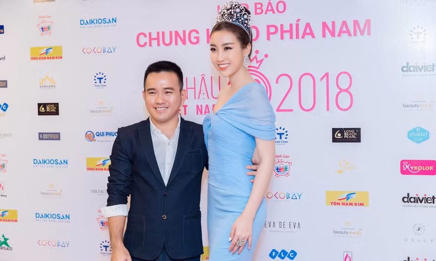 Nhà thiết kế Lê Thanh Hoà và Hoa hậu Mỹ Linh trong thiết kế của anh.