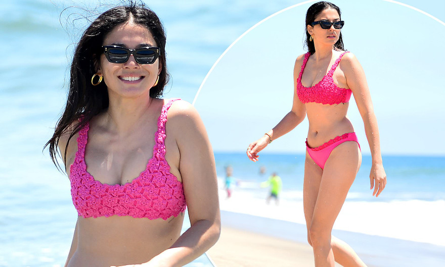 Siêu mẫu áo tắm Úc đẹp như mộng trên biển với bikini hồng 'rực lửa'