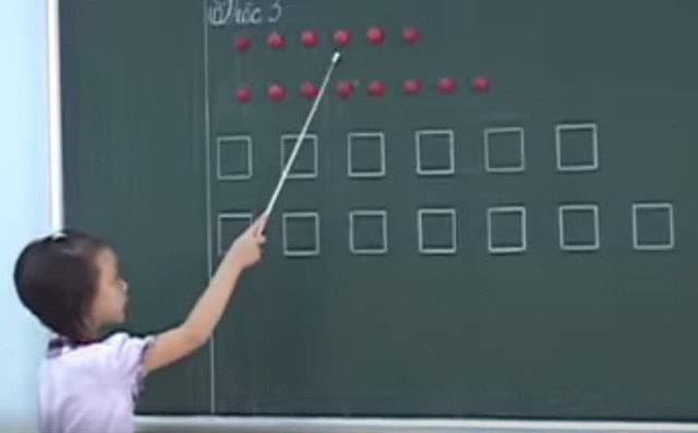 Học sinh đánh vần bằng tài liệu CNGD của GS Hồ Ngọc Đại .