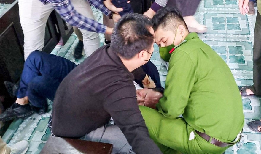 Ông Võ Văn Cường được lực lượng làm nhiệm vụ và người nhà kịp thời đưa đi cấp cứu.