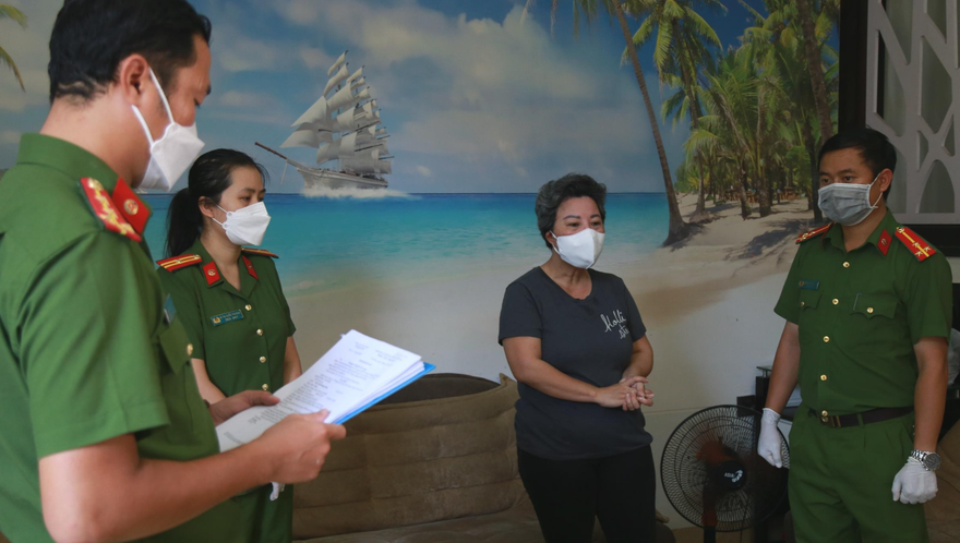 Thực hiện lệnh bắt tạm giam và khám xét nhà ở đối với Trần Thị Phương Dung. 