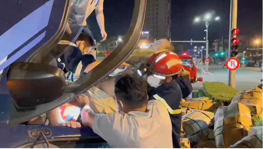 Giải cứu nam tài xế khỏi cabin xe tải bị lật ở khu vực cầu Rồng. Ảnh: Q.V