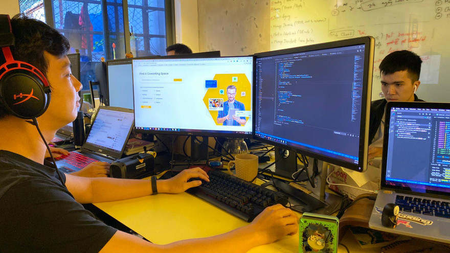 Lập trình viên tại Enouvo IT Solutions (Sơn Trà, TP Đà Nẵng) đang phát triển 1 sản phẩm chuyển đổi số. Ảnh: Nguyễn Thành