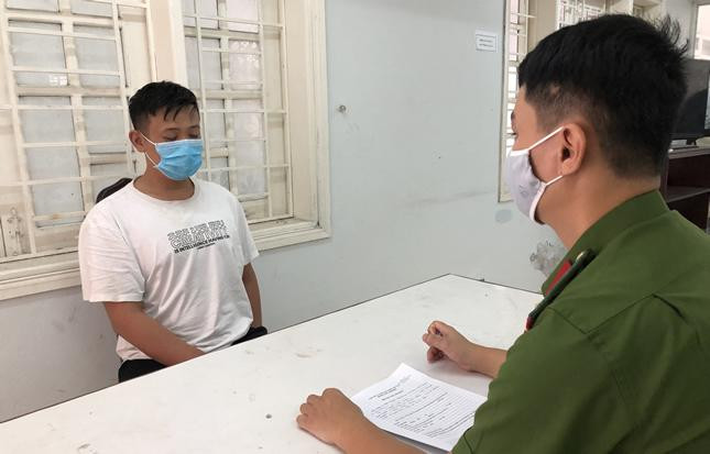 Đối tượng Chen Xiao Lie tại cơ quan công an. 