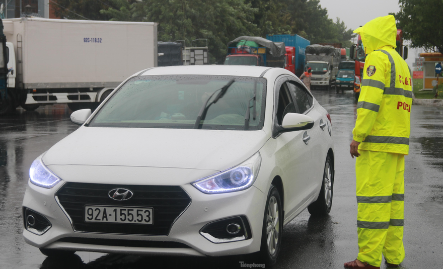 Kiểm soát người và phương tiện ra vào khu vực cửa ngõ TP Đà Nẵng. Ảnh: Nguyễn Thành