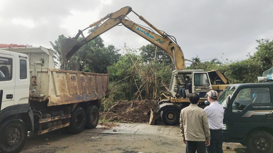 Hình ảnh cưỡng chế thu hồi đất đối với hộ gia đình ông Nguyễn Văn Côi. 
