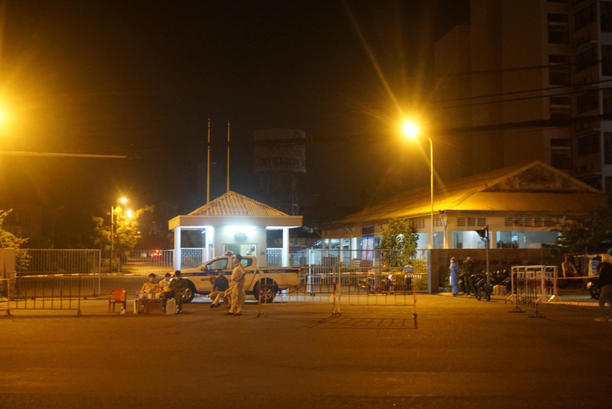 Lực lượng chức năng rào chắn, phong toả lối vào khu công nghiệp An Đồn. 