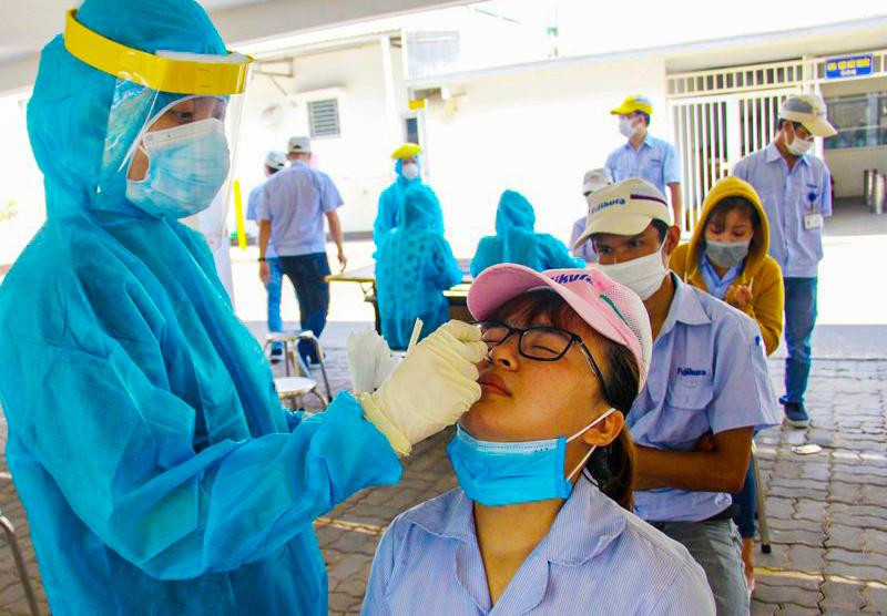 Lấy mẫu xét nghiệm cho công nhân tại các KCN ở Đà Nẵng. Ảnh: T.Trần