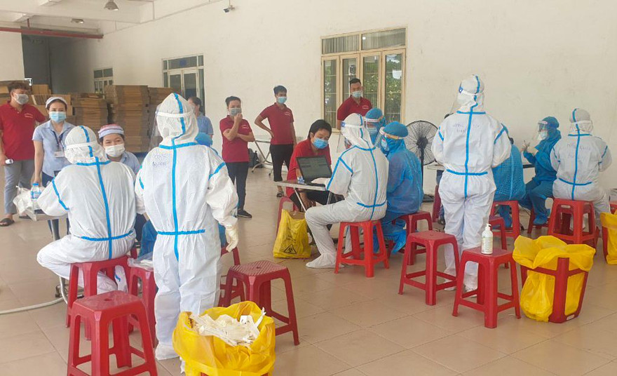 Lấy mẫu xét nghiệm tại các nhà máy, khu công nghiệp ở Đà Nẵng. 