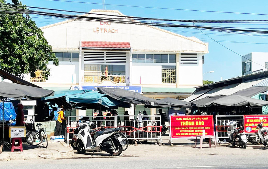 Chợ Lệ Trạch (Hoà Tiến, Hoà Vang) tạm dừng hoạt động để triển khai biện pháp phòng chống dịch COVID-19. 