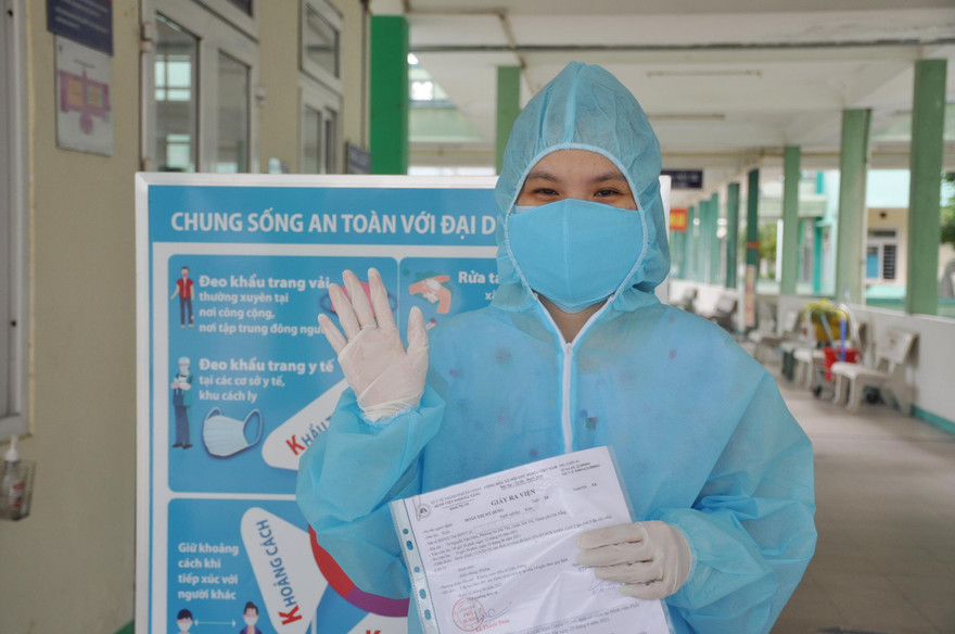 Nữ bệnh nhân 3638 vui vẻ sau khi được chữa khỏi COVID-19. 