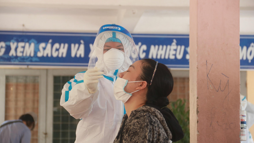 Lấy mẫu xét nghiệm COVID-19 ở Đà Nẵng. Ảnh: Nguyễn Thành