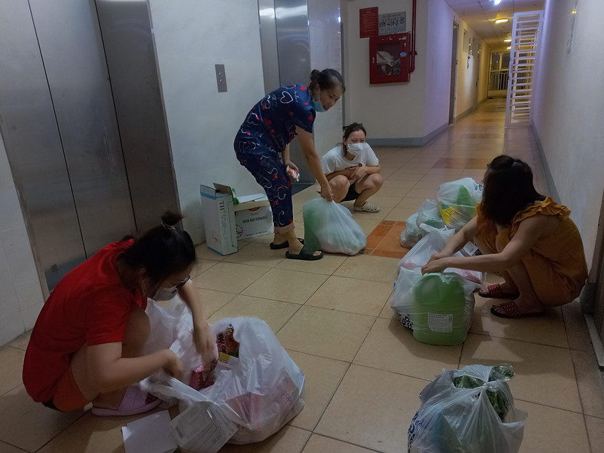 Người dân chung cư 12T2 (Nại Hiên Đông, Sơn Trà, Đà Nẵng) nhận hàng đặt mua từ tổ COVID-19 cộng đồng. Ảnh: Nguyễn Thành.