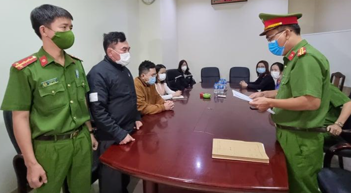 CQĐT tống đạt các quyết định tố tụng đối với ông Nguyễn Quang Trung. Ảnh. L.T