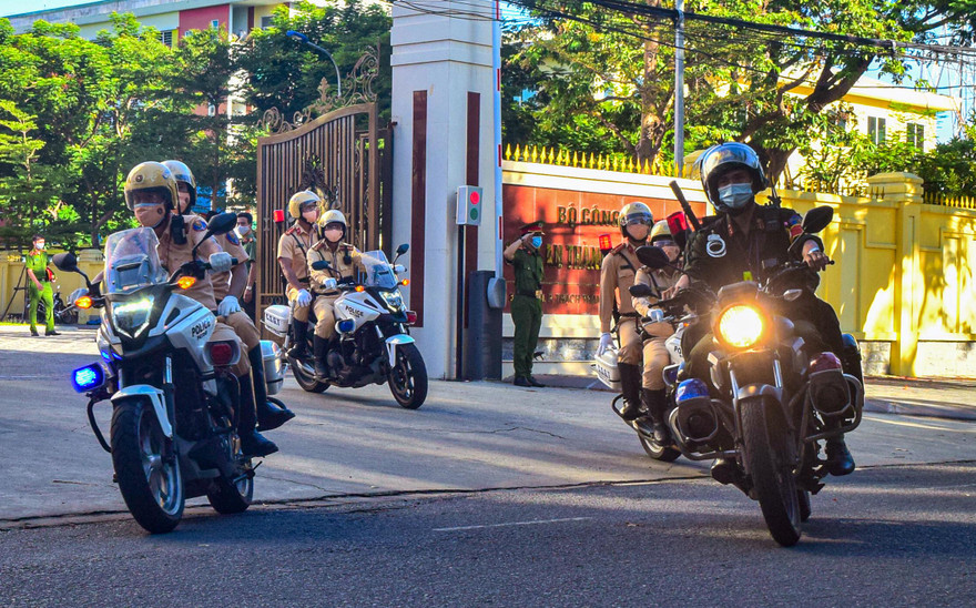 Công an TP Đà Nẵng ra quân thực hiện nhiệm vụ tuần tra kiểm soát trong 7 ngày thành phố "đóng cửa". 
