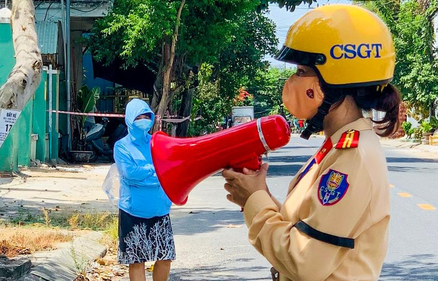 Những chiến sĩ công an làm nhiệm vụ bên trong điểm nóng COVID-19 bị phong tỏa 2 lớp