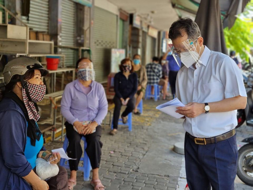 Ông Nguyễn Văn Quảng, Bí thư Thành uỷ Đà Nẵng thăm hỏi, ghi nhận ý kiến đóng góp của người dân vùng xanh. Ảnh: K.H